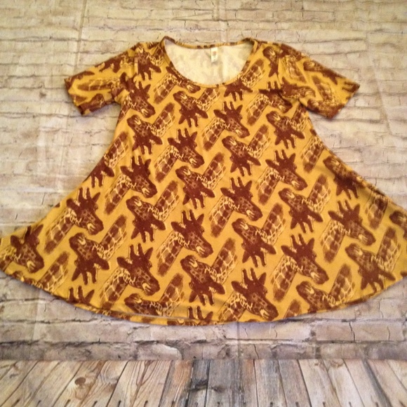 LuLaRoe Tops - Lularoe Giraffe Print Perfect Tee